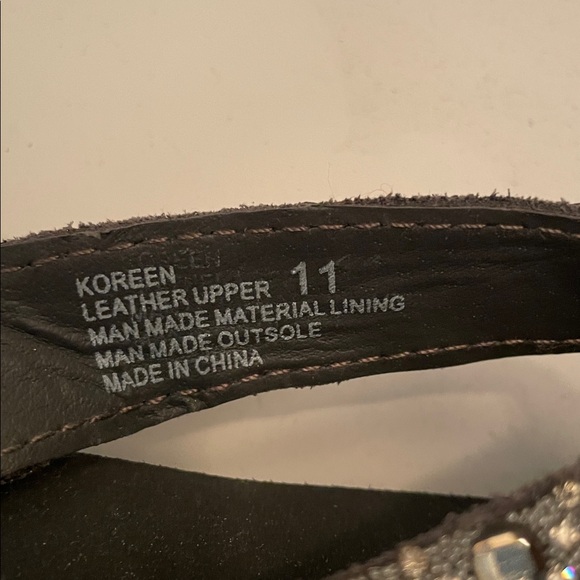 NWOT Yellow Box Platform Flip Flops with Silver Accents 11M - Picture 6 of 8